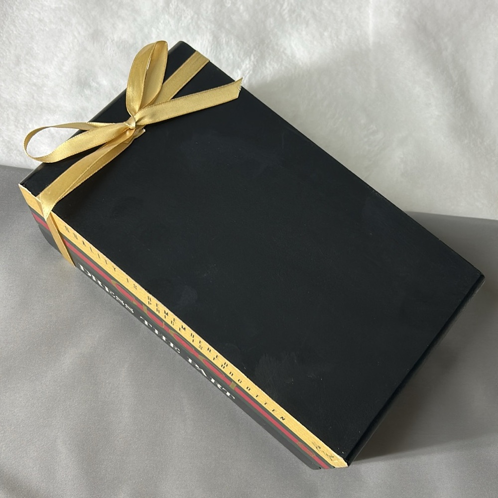 🖤Vintage “Gucci Dress The Part” book stack designed wooden decoration - Picture 6 of 13